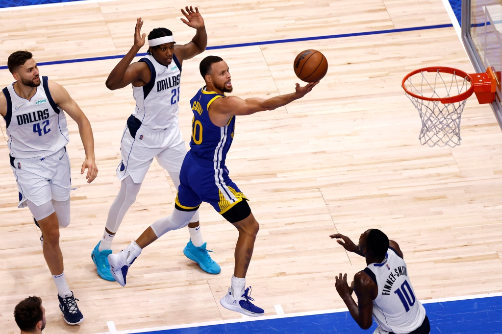 Stephen Curry drives to the basket against the Mavericks during the second quarter of Game 4 of the Western Conference Finals.